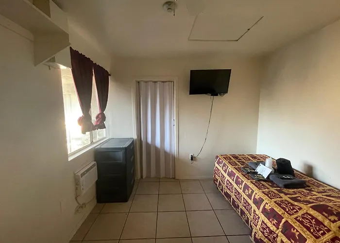 Crown Inn & Suites
